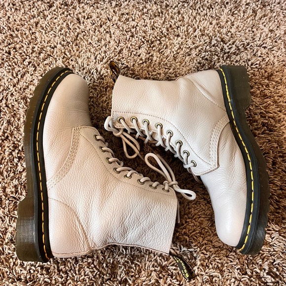 Dr. Martens 1460 Greige Leather 7 Combat Boots Lace Up - Picture 6 of 11